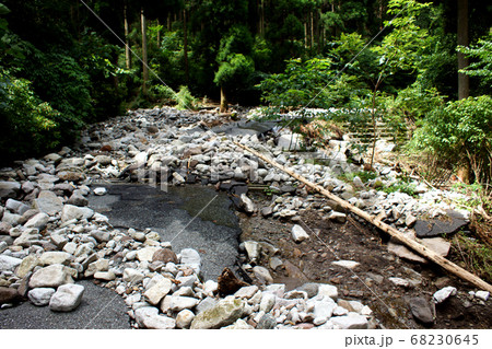 八方ヶ岳の林道　豪雨で土砂崩れした道 68230645