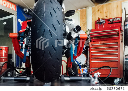 タイヤ交換 68230671
