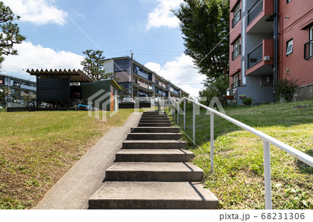 外壁塗装工事を終えて、カラフルに生まれ変わった1960年代の古い団地 千葉県船橋市 日本 外壁塗装工事を終えて、カラフルに生まれ変わった1960年代の古い団地 千葉県船橋市 日本 68231306