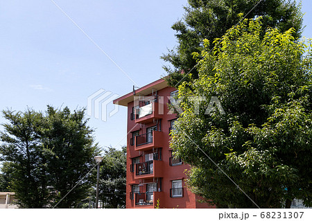 外壁塗装工事を終えて、カラフルに生まれ変わった1960年代の古い団地　千葉県船橋市　日本 68231307