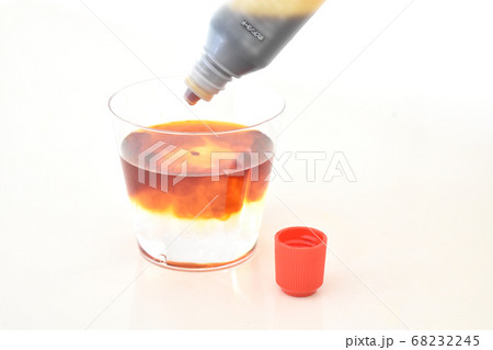 ポビドンヨードが入ったうがい薬と水 68232245