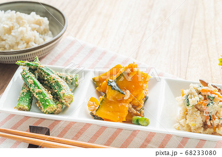 和食のおかずともち麦ごはんの写真素材