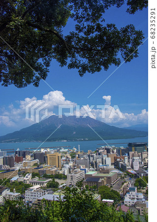 城山公園から見る鹿児島市内の風景と桜島 68235291