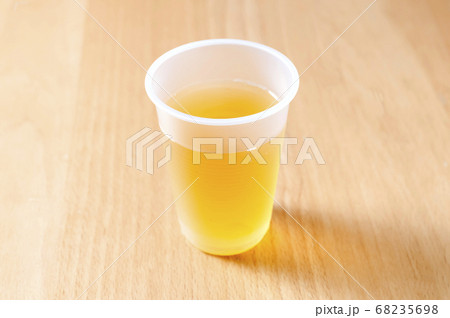 プラスチックコップに入れたお茶 68235698
