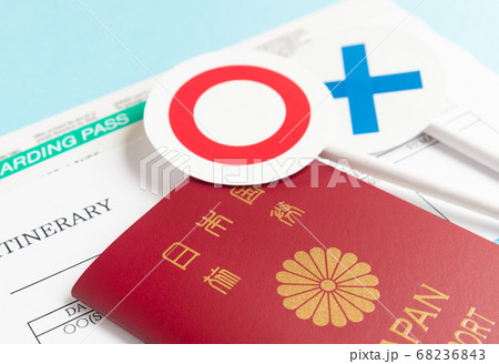 渡航計画と○×　航空券と旅程表とパスポート　旅行　出張　丸とバツ 68236843
