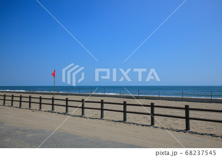 夏を迎えた九十九里海岸白子町中里海水浴場付近 夏を迎えた九十九里海岸白子町中里海水浴場付近 68237545