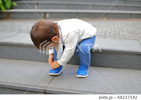 靴の脱ぎ履きを練習する幼児 68237592