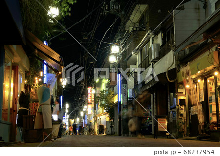 高円寺ルック商店街を散策　個性的なお店が多い商店街 68237954