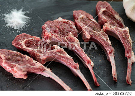 骨付きラムロース肉塩胡椒 68238776