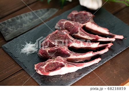 骨付きラムロース肉塩胡椒 68238859