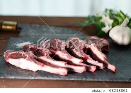 骨付きラムロース肉塩胡椒 骨付きラムロース肉塩胡椒 68238861