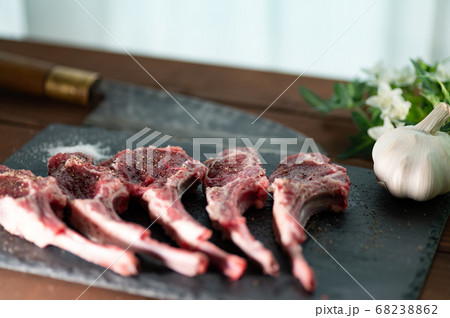骨付きラムロース肉塩胡椒 骨付きラムロース肉塩胡椒 68238862