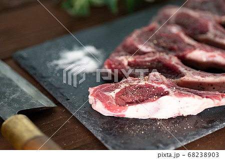 骨付きラムロース肉塩胡椒 68238903