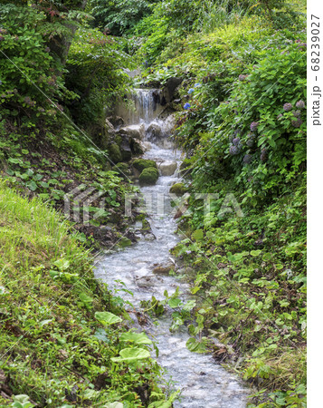 プラザホテル山麓荘に流れる温泉水の混じったせせらぎ 68239027
