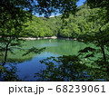 散策中の十二湖の景色 68239061