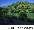 バスの車窓から見える十二湖の景色 68239065