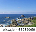 バスの車窓から見える日本海の景色 68239069