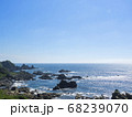 バスの車窓から見える日本海の景色 68239070