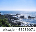 バスの車窓から見える日本海の景色 68239071