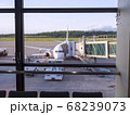 旅行を終え秋田空港からの帰路のフライトを待つロビー 68239073