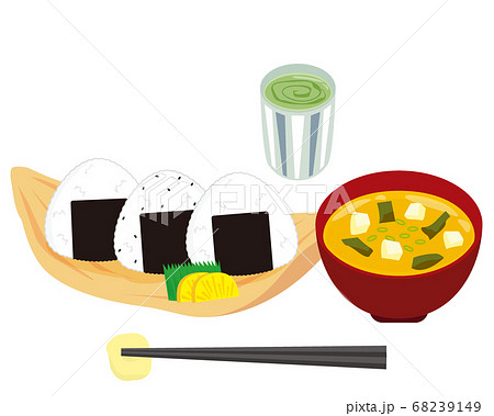 三角に握ったおにぎりのベクターイラスト　たくあんとおむすび 68239149
