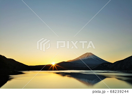 日出ずる国 富士山と夜明けの太陽の写真素材 68239244 Pixta