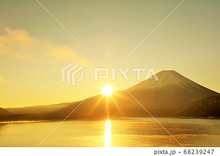 日出ずる国 富士山と夜明けの太陽の写真素材 68239247 Pixta