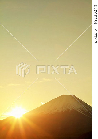 日出ずる国 富士山と夜明けの太陽 日出ずる国 富士山と夜明けの太陽 68239248