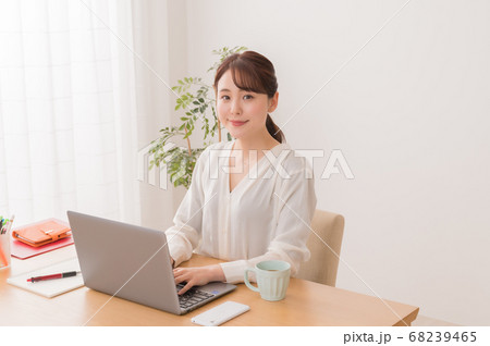 自宅でノートPCを使ってテレワークするビジネスウーマン 68239465