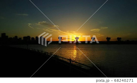 毛馬閘門の夕日 68240271