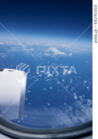 飛行機の窓から見える空の写真素材