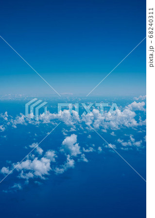 飛行機の窓から見える空の写真素材