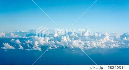 飛行機の窓から見える空 飛行機の窓から見える空 68240314