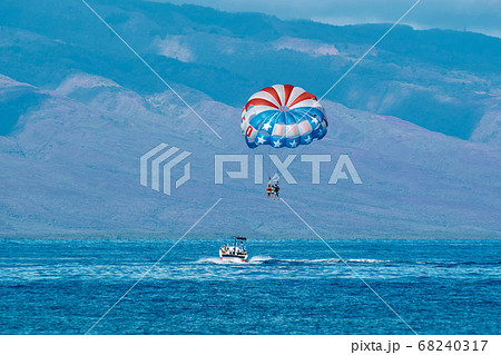 ハワイ・カアナパリビーチでパラセーリングをするイメージ 68240317