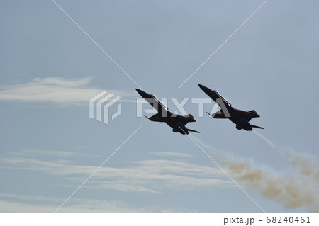ハワイで行われた航空ショーの会場に飛来した米海軍ブルーエンジェルズの戦闘機 68240461