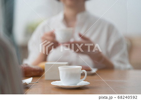 飲食ソーシャルディスタンスの距離感 68240592