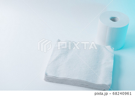 ちり紙とトイレットペーパー 68240961