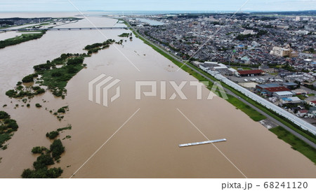 空から見た最上川の増水の様子 68241120