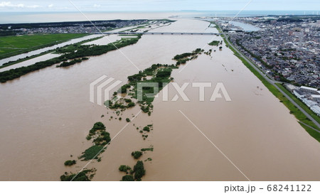 空から見た最上川の増水の様子 68241122