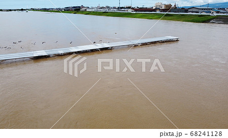 空から見た最上川の増水の様子 68241128