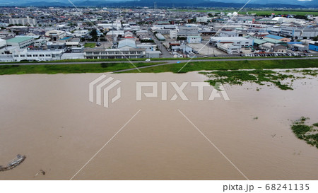 空から見た最上川の増水の様子 68241135