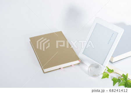 電子書籍と本 68241412