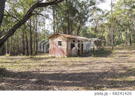 An old dilapidated building in the Wollemi National Park in regional New South Wales in Australia 68241420