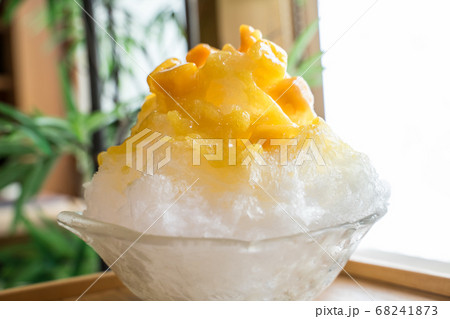 マンゴーかき氷　mango　shaved ice　crashed ice 68241873