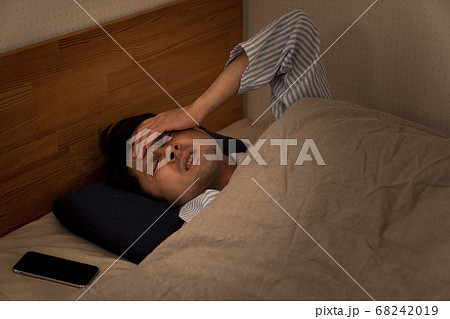 不眠症の男性　自律神経失調症 68242019