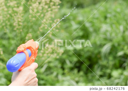自然の中で水鉄砲遊び 自然の中で水鉄砲遊び 68242176