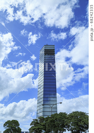 青空と雲の千葉ポートタワー 68242335