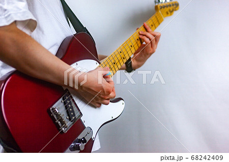 赤いギターを弾いている人の手元を横からのアングル 赤いギターを弾いている人の手元を横からのアングル 68242409