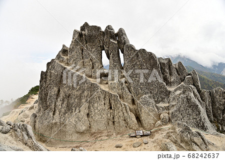 燕岳のメガネ岩 68242637