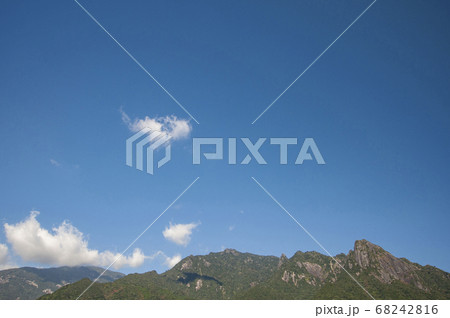 屋久島の尾之間三山の景 68242816